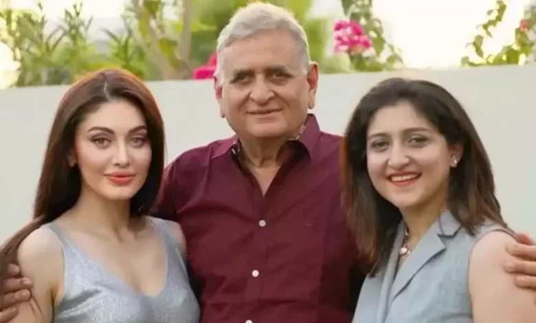 Shefali Jariwala with her sister and father 1751115266986 1751115299881.webp.webp